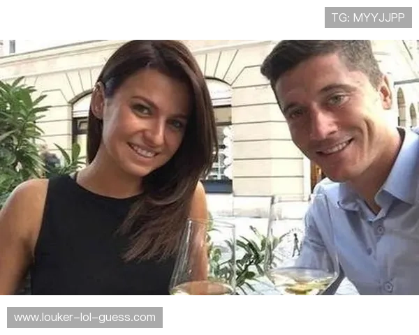 现役足球十大球星妻子盘点 揭秘他们背后的女人与家庭故事