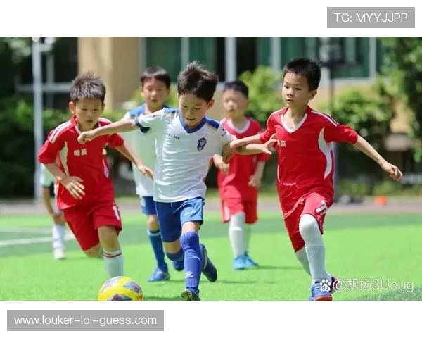 笑容满场的足球天才：那些在绿茵场上始终保持微笑的球星们