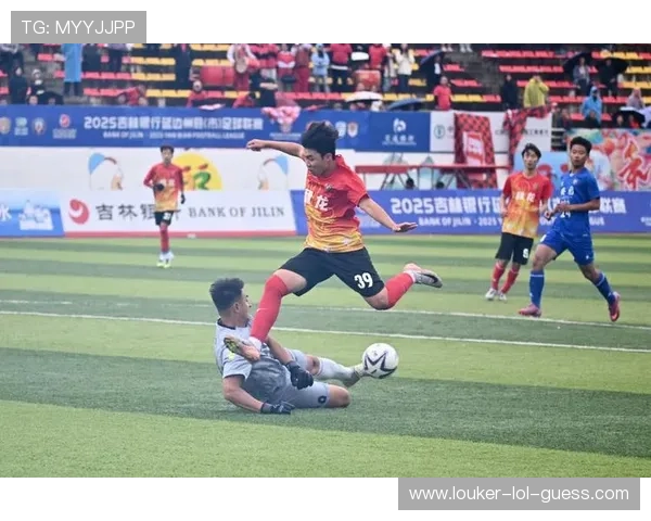 绿茵闪耀巨星风采展现足球英雄拼搏与荣耀瞬间