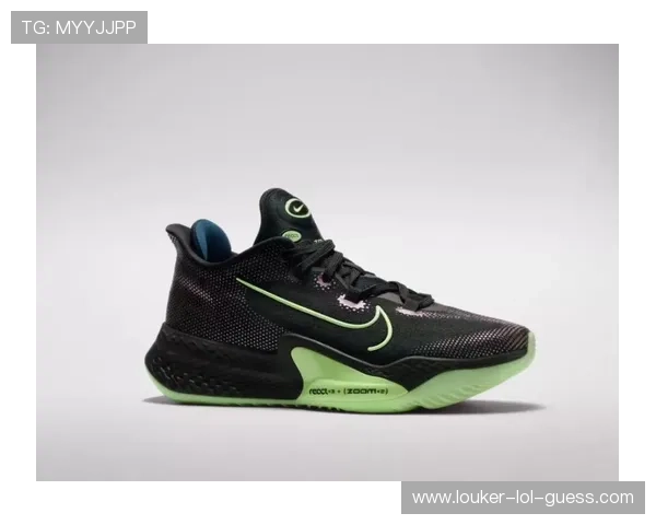 耐克球星款足球运动鞋：突破极限的速度与精准，助力赛场荣耀